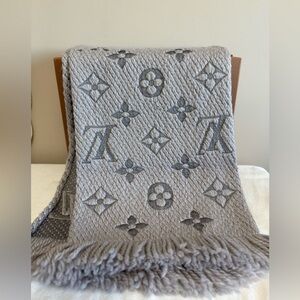 LV logomania scarf (grey)